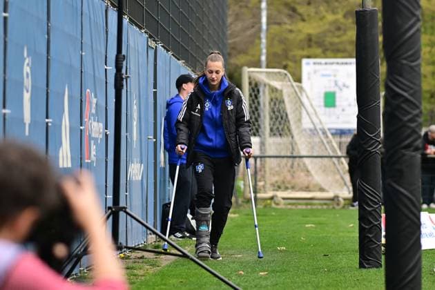 Soccer I Women I Season 2024 2025 I 2 Bundesliga I 21 Matchday I Hamburger SV Eintracht Frankfurt II I 13 04 2025 Emilia Angelika Hirche 20, Hamburger SV on crutches and walking boot Hamburg Am Volkspark Hamburg Germany Copyright: xLobeca FelixxSchlikisx
