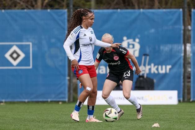 from left Lisa Baum Hamburger SV, 11 and Keira Bednorz Eintracht Frankfurt II, 23 in a duel, dynamic, action, action, game scene, THE DFB REGULATIONS PROHIBIT ANY USE OF PHOTOGRAPHS AS IMAGE SEQUENCES AND OR QUASI VIDEO , 13 04 2025, Hamburg Germany , Football, 2 Womens Bundesliga, Hamburger SV Eintracht Frankfurt II xobx