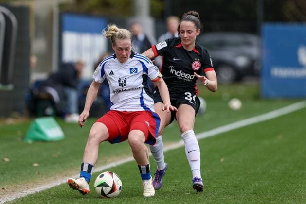 from left Sarah Stöckmann Hamburger SV, 22 and Elena Mühlemann Eintracht Frankfurt II, 34 in a duel, dynamic, action, action, game scene, THE DFB REGULATIONS PROHIBIT ANY USE OF PHOTOGRAPHS AS IMAGE SEQUENCES AND OR QUASI VIDEO , 13 04 2025, Hamburg Germany , Football, 2 Womens Bundesliga, Hamburger SV Eintracht Frankfurt II xobx