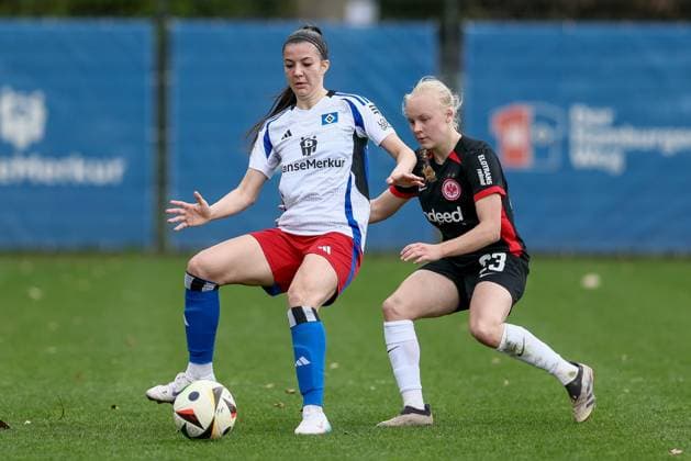 from left Vildan Kardesler Hamburger SV, 7 and Keira Bednorz Eintracht Frankfurt II, 23 in a duel, dynamic, action, game scene, THE DFB REGULATIONS PROHIBIT ANY USE OF PHOTOGRAPHS AS IMAGE SEQUENCES AND OR QUASI VIDEO , 13 04 2025, Hamburg Germany , Football, 2 Womens Bundesliga, Hamburger SV Eintracht Frankfurt II xobx