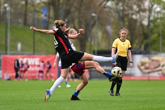 Soccer I Women I Season 2024 2025 I 2 Bundesliga I 21 Matchday I Hamburger SV Eintracht Frankfurt II I 13 04 2025 Tessa Zimmermann 20, Eintracht Frankfurt II Svea Stoldt 8, Hamburger SV behind Hamburg Am Volkspark Hamburg Germany Copyright: xLobeca FelixxSchlikisx