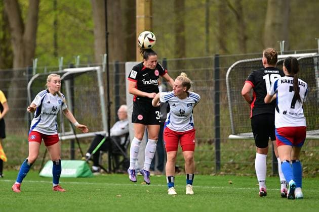 Soccer I Women I Season 2024 2025 I 2 Bundesliga I 21 Matchday I Hamburger SV Eintracht Frankfurt II I 13 04 2025 Elena Mühlemann 34, Eintracht Frankfurt II Sarah Vanessa Stöckmann 22, Hamburger SV Hamburg Am Volkspark Hamburg Germany Copyright: xLobeca FelixxSchlikisx