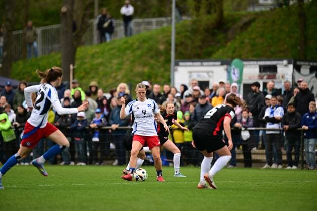 Soccer I Women I Season 2024 2025 I 2 Bundesliga I 21 Matchday I Hamburger SV Eintracht Frankfurt II I 13 04 2025 Amelie Woelki 27, Hamburger SV mitte am Ball Hamburg Am Volkspark Hamburg Germany Copyright: xLobeca FelixxSchlikisx