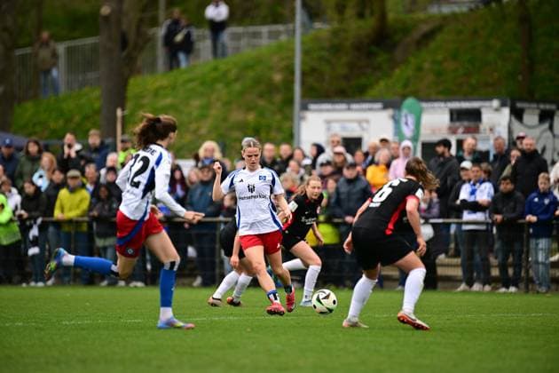 Soccer I Women I Season 2024 2025 I 2 Bundesliga I 21 Matchday I Hamburger SV Eintracht Frankfurt II I 13 04 2025 Amelie Woelki 27, Hamburger SV wants to send the left coming Lotta Wrede 32, Hamburger SV right waiting Michaela Specht 6, Eintracht Frankfurt II Hamburg Am Volkspark Hamburg Germany Copyright: xLobeca FelixxSchlikisx