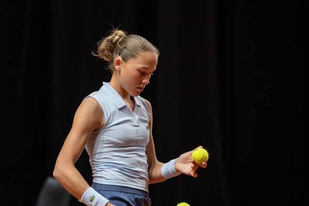 Erika Andreeva serving, Erika Andreeva vs Aliaksandra Sasnovich, Tennis, Porsche Tennis Grand Prix, Court 1, Qualification, Season 2025, 13 04 2025, Erika Andreeva vs Aliaksandra Sasnovich, Tennis, Porsche Tennis Grand Prix, Court 1, Qualification, Season 2025, 13 04 2025, Stuttgart Copyright: xEibner-Pressefoto EdwardxCheungx EP_ECG