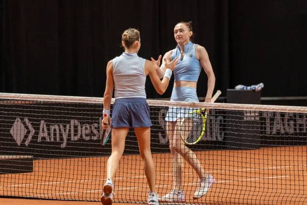 Handshake of the players after the victory of Aliaksandra Sasnovich, Erika Andreeva vs Aliaksandra Sasnovich, Tennis, Porsche Tennis Grand Prix, Court 1, Qualification, Season 2025, 13 04 2025, Erika Andreeva vs Aliaksandra Sasnovich, Tennis, Porsche Tennis Grand Prix, Court 1, Qualification, Season 2025, 13 04 2025, Stuttgart Copyright: xEibner-Pressefoto EdwardxCheungx EP_ECG