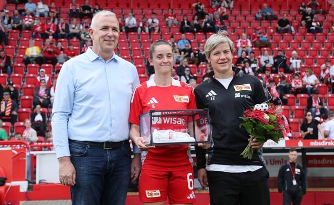 Honored for 100 games Celine Frank, President Dirk Zingler, Sporting Director Jennifer Zietz Sport Football Soccer 2 Bundesliga Women Women Season 2024 2025 13 04 2025 1 FC Union Berlin vs FC Ingolstadt FCI DFL regulations prohibit any use of photographs as image sequences and or quasi video