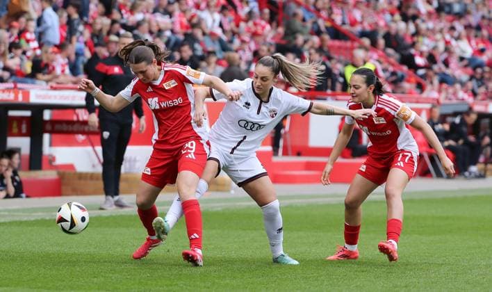 Antonia Halverkamps on the ball, Ina Timmermann, Judith Steinert duel Match scene Action Sport Football Soccer 2 Bundesliga Women Women Season 2024 2025 13 04 2025 1 FC Union Berlin vs FC Ingolstadt FCI DFL regulations prohibit any use of photographs as image sequences and or quasi video