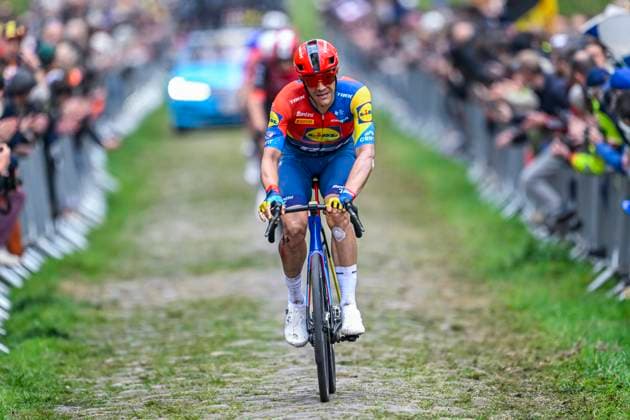 Paris Roubaix 2025 Cycling Race Roubaix, France - April 13 : Stuyven Jasper (BEL) of Lidl - Trek in the Trouee d Arenberg during the 122nd edition of Paris Roubaix an UCI World Tour cycling race for Men Elite of 259,7 kms with start in Compiegne and finish at the Velodrome Andre-Petrieux in Roubaix on April 13, 2025 in Roubaix, France, 13 04 2025 ( Motordriver Kenny Verfaillie - Roubaix France  Copyright: xNicoxVereeckenx
