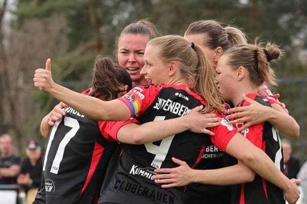 13 04 2025 Soccer Season 2024 2025 2 Women Soccer Bundesliga 21 Matchday 1 FC Nürnberg FCN Club Clubfrauen SC Sand Sportfoto Zink DaMa xdaxmax Jubel Freude Torjubel nach Tor zum 1 0 Luisa Guttenberger 4, 1 FC Nürnberg FCN und Mannschaft Team jubelt freue sich Torschütze Luisa Guttenberger 4, 1 FC Nürnberg FCN Luisa Guttenberger 4, 1 FC Nürnberg FCN zeigt Daumen hoch Daumen nach oben