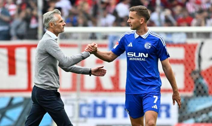 13 04 2025 Soccer Season 2024 2025 2 Soccer Bundesliga 29 Matchday SSV Jahn Regensburg FC Schalke 04 S04 Sportfoto Zink xwoxzix DFL regulations prohibit any use of photographs as image sequences and or quasi video only for editorial use Kees van Wonderen Trainer FC Schalke 04 S04 Paul Seguin 7, FC Schalke 04 S04 Handshake Handshake disappointed Disappointment after the end of the match