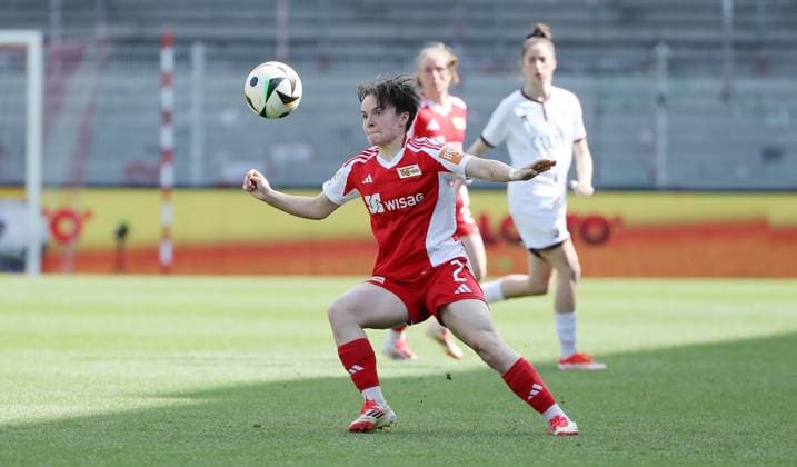 Tomke Schneider on the ball Single image Crop action Sport Football Soccer 2 Bundesliga Women Women Season 2024 2025 13 04 2025 1 FC Union Berlin vs FC Ingolstadt FCI DFL regulations prohibit any use of photographs as image sequences and or quasi video