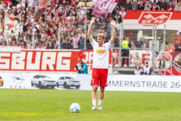 13 04 2025, Soccer, GER, Season, 2 Liga, Season 2024 2025, 29 Matchday, SSV Jahn Regensburg FC Schalke 04 Tim Handwerker SSV Jahn DFL REGULATIONS PROHIBIT ANY USE OF PHOTOGRAPHS AS IMAGE SEQUENCES AND OR QUASI VIDEO