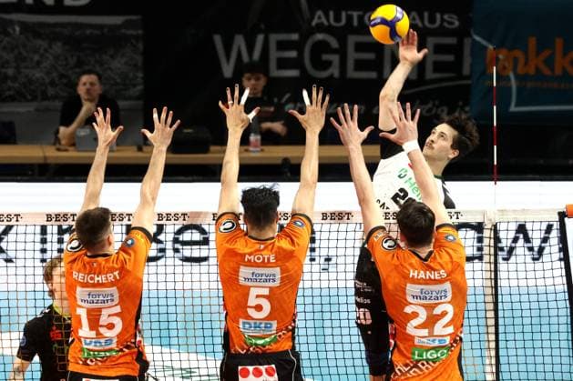 DEU, DVV, 1 VBL, BR Volleys vs Helios Grizzlys Giesen, 13 04 2025, Max Schmeling Halle, Berlin, DEU, DVV, 1 VBL, BR Volleys vs Helios Grizzlys Giesen, in the picture Moritz Reichert BR Volleys 15 , Nehemiah Mote BR Volleys 5 , Jake Hanes BR Volleys 22 , Ethan Champlin Giesen 20 Foto Juergen Engler nordphoto GmbH nordphotoxGmbHx xEngler nph00076