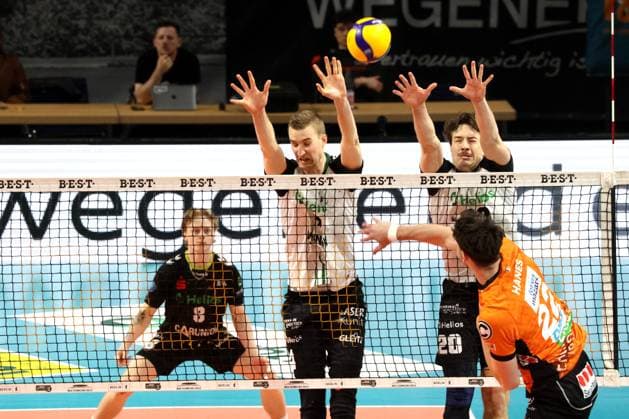 DEU, DVV, 1 VBL, BR Volleys vs Helios Grizzlys Giesen, 13 04 2025, Max Schmeling Halle, Berlin, DEU, DVV, 1 VBL, BR Volleys vs Helios Grizzlys Giesen, in the picture Jake Hanes BR Volleys 22 , Noah Baxpoehler Giesen 4 , Ethan Champlin Giesen 20 Foto Juergen Engler nordphoto GmbH nordphotoxGmbHx xEngler nph00076