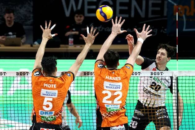 DEU, DVV, 1 VBL, BR Volleys vs Helios Grizzlys Giesen, 13 04 2025, Max Schmeling Halle, Berlin, DEU, DVV, 1 VBL, BR Volleys vs Helios Grizzlys Giesen, in the picture Nehemiah Mote BR Volleys 5 , Jake Hanes BR Volleys 22 , Ethan Champlin Giesen 20 Foto Juergen Engler nordphoto GmbH nordphotoxGmbHx xEngler nph00076