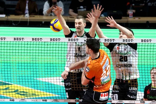 DEU, DVV, 1 VBL, BR Volleys vs Helios Grizzlys Giesen, 13 04 2025, Max Schmeling Halle, Berlin, DEU, DVV, 1 VBL, BR Volleys vs Helios Grizzlys Giesen, in the picture Jake Hanes BR Volleys 22 , Noah Baxpoehler Giesen 4 , Ethan Champlin Giesen 20 Foto Juergen Engler nordphoto GmbH nordphotoxGmbHx xEngler nph00076