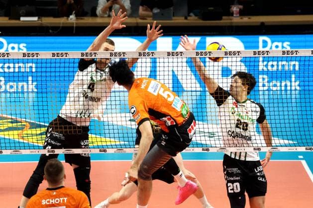 DEU, DVV, 1 VBL, BR Volleys vs Helios Grizzlys Giesen, 13 04 2025, Max Schmeling Halle, Berlin, DEU, DVV, 1 VBL, BR Volleys vs Helios Grizzlys Giesen, in the picture Nehemiah Mote BR Volleys 5 , Noah Baxpoehler Giesen 4 , Ethan Champlin Giesen 20 Foto Juergen Engler nordphoto GmbH nordphotoxGmbHx xEngler nph00076