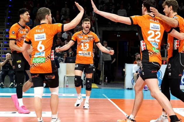 DEU, DVV, 1 VBL, BR Volleys vs Helios Grizzlys Giesen, 13 04 2025, Max Schmeling Halle, Berlin, DEU, DVV, 1 VBL, BR Volleys vs Helios Grizzlys Giesen, in the picture BR Volleys players circle, Ruben Schott BR Volleys 13 Photo Juergen Engler nordphoto GmbH nordphotoxGmbHx xEngler nph00076