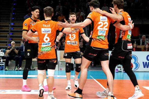 DEU, DVV, 1 VBL, BR Volleys vs Helios Grizzlys Giesen, 13 04 2025, Max Schmeling Halle, Berlin, DEU, DVV, 1 VBL, BR Volleys vs Helios Grizzlys Giesen, in the picture BR Volleys players circle, Ruben Schott BR Volleys 13 Photo Juergen Engler nordphoto GmbH nordphotoxGmbHx xEngler nph00076