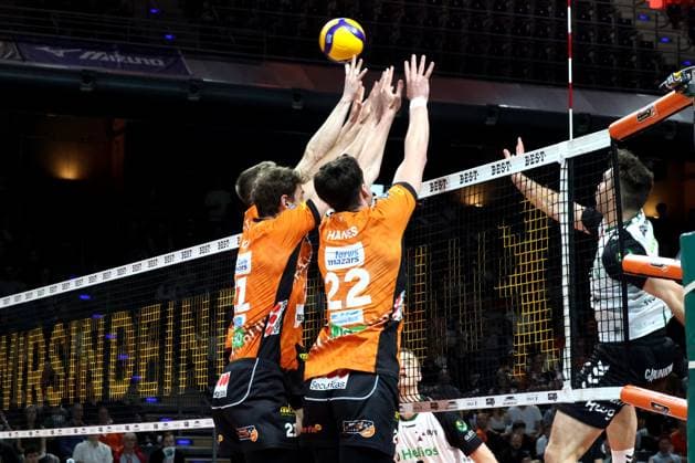 DEU, DVV, 1 VBL, BR Volleys vs Helios Grizzlys Giesen, 13 04 2025, Max Schmeling Halle, Berlin, DEU, DVV, 1 VBL, BR Volleys vs Helios Grizzlys Giesen, in the picture block, blocked, Jake Hanes BR Volleys 22 , Tobias Krick BR Volleys 21 , Ruben Schott BR Volleys 13 , Jori Mantha Giesen 13 Photo Juergen Engler nordphoto GmbH nordphotoxGmbHx xEngler nph00076