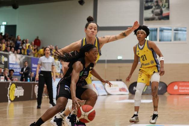 13 04 2025, Basketball, Women, Toyota Womens Basketball Bundesliga, Season 2024 2025, Playoff semi-final, Game 4, Saarlouis Royals Alba Berlin, Martha Burse Saarlouis Royals , Deeshyra Thomas Alba Berlin Saarlouis Stadtgartenhalle Saarland Germany EN Copyright: xSebastianxBachx
