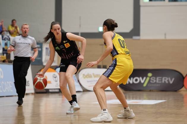 13 04 2025, Basketball, Women, Toyota Womens Basketball Bundesliga, Season 2024 2025, Playoff semi-final, Game 4, Saarlouis Royals Alba Berlin, Marusa Senicar Saarlouis Royals , Maggie Mulligan Alba Berlin Saarlouis Stadtgartenhalle Saarland Germany EN Copyright: xSebastianxBachx
