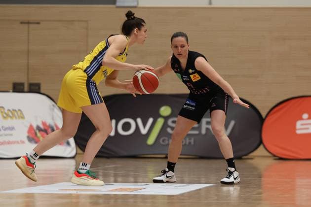13 04 2025, Basketball, Women, Toyota Womens Basketball Bundesliga, Season 2024 2025, Playoff semi-final, Game 4, Saarlouis Royals Alba Berlin, Magaly Meynadier Saarlouis Royals , Maggie Mulligan Alba Berlin Saarlouis Stadtgartenhalle Saarland Germany EN Copyright: xSebastianxBachx
