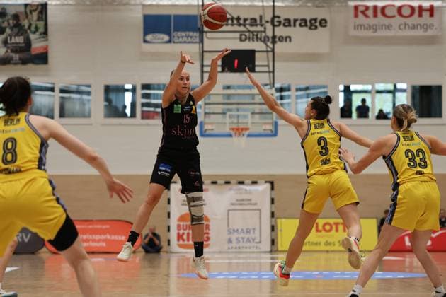 13 04 2025, Basketball, Women, Toyota Womens Basketball Bundesliga, Season 2024 2025, Playoff semi-final, Game 4, Saarlouis Royals Alba Berlin, Monika Jasnowska Saarlouis Royals , Theresa Simon Alba Berlin Saarlouis Stadtgartenhalle Saarland Germany EN Copyright: xSebastianxBachx