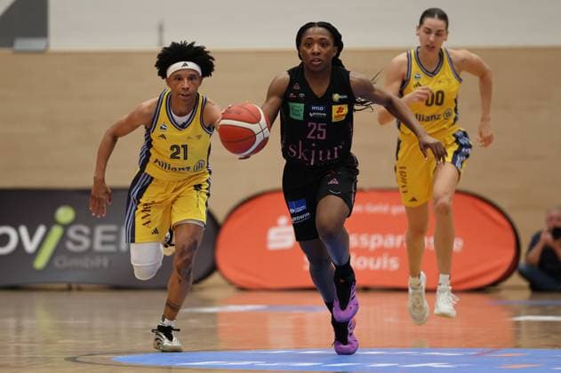 13 04 2025, Basketball, Women, Toyota Womens Basketball Bundesliga, Season 2024 2025, Playoff semi-final, Game 4, Saarlouis Royals Alba Berlin, Martha Burse Saarlouis Royals , Deeshyra Thomas Alba Berlin Saarlouis Stadtgartenhalle Saarland Germany EN Copyright: xSebastianxBachx