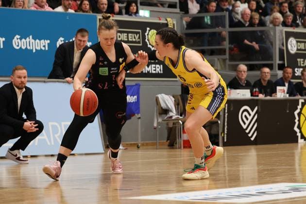 13 04 2025, Basketball, Women, Toyota Womens Basketball Bundesliga, Season 2024 2025, Playoff semi-final, Game 4, Saarlouis Royals Alba Berlin, Roosa Lehtoranta Saarlouis Royals , Tessa Stammberger Alba Berlin Saarlouis Stadtgartenhalle Saarland Germany EN Copyright: xSebastianxBachx