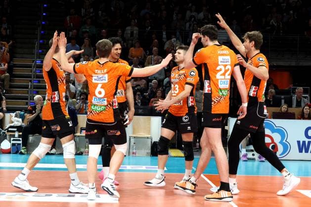 DEU, DVV, 1 VBL, BR Volleys vs Helios Grizzlys Giesen, 13 04 2025, Max Schmeling Halle, Berlin, DEU, DVV, 1 VBL, BR Volleys vs Helios Grizzlys Giesen, in the picture BR Volleys players circle, Ruben Schott BR Volleys 13 Photo Juergen Engler nordphoto GmbH nordphotoxGmbHx xEngler nph00076
