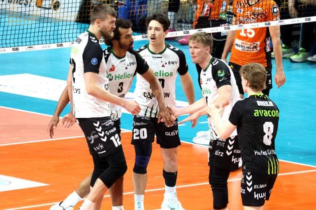 DEU, DVV, 1 VBL, BR Volleys vs Helios Grizzlys Giesen, 13 04 2025, Max Schmeling Halle, Berlin, DEU, DVV, 1 VBL, BR Volleys vs Helios Grizzlys Giesen, in the picture Gießen players circle Photo Juergen Engler nordphoto GmbH nordphotoxGmbHx xEngler nph00076