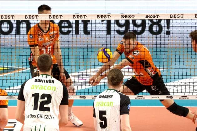 DEU, DVV, 1 VBL, BR Volleys vs Helios Grizzlys Giesen, 13 04 2025, Max Schmeling Halle, Berlin, DEU, DVV, 1 VBL, BR Volleys vs Helios Grizzlys Giesen, in the picture Ruben Schott BR Volleys 13 , Moritz Reichert BR Volleys 15 , Jakob Guenthoer Giesen 12 , Hauke Wagner Giesen 5 Foto Juergen Engler nordphoto GmbH nordphotoxGmbHx xEngler nph00076