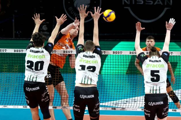 DEU, DVV, 1 VBL, BR Volleys vs Helios Grizzlys Giesen, 13 04 2025, Max Schmeling Halle, Berlin, DEU, DVV, 1 VBL, BR Volleys vs Helios Grizzlys Giesen, in the picture Jake Hanes BR Volleys 22 , Ethan Champlin Giesen 20 , Jakob Guenthoer Giesen 12 , Hauke Wagner Giesen 5 Photo Juergen Engler nordphoto GmbH nordphotoxGmbHx xEngler nph00076
