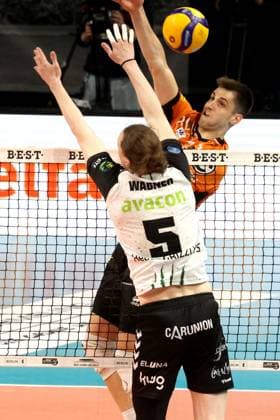 DEU, DVV, 1 VBL, BR Volleys vs Helios Grizzlys Giesen, 13 04 2025, Max Schmeling Halle, Berlin, DEU, DVV, 1 VBL, BR Volleys vs Helios Grizzlys Giesen, in the picture Moritz Reichert BR Volleys 15 , Hauke Wagner Giesen 5 Photo Juergen Engler nordphoto GmbH nordphotoxGmbHx xEngler nph00076