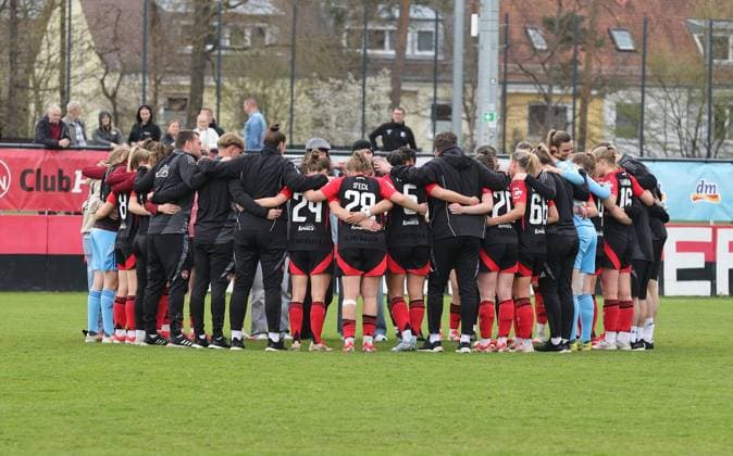 13 04 2025 Soccer Season 2024 2025 2 Women Soccer Bundesliga 21 Matchday 1 FC Nürnberg FCN Club Clubfrauen SC Sand Sportfoto Zink DaMa xdaxmax Team Team of the FCN with team circle Team circle after the end of the match