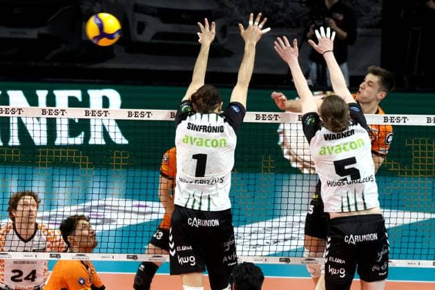 DEU, DVV, 1 VBL, BR Volleys vs Helios Grizzlys Giesen, 13 04 2025, Max Schmeling Halle, Berlin, DEU, DVV, 1 VBL, BR Volleys vs Helios Grizzlys Giesen, in the picture Moritz Reichert BR Volleys 15 , Miguel Sinfronio Giesen 1 , Hauke Wagner Giesen 5 Photo Juergen Engler nordphoto GmbH nordphotoxGmbHx xEngler nph00076