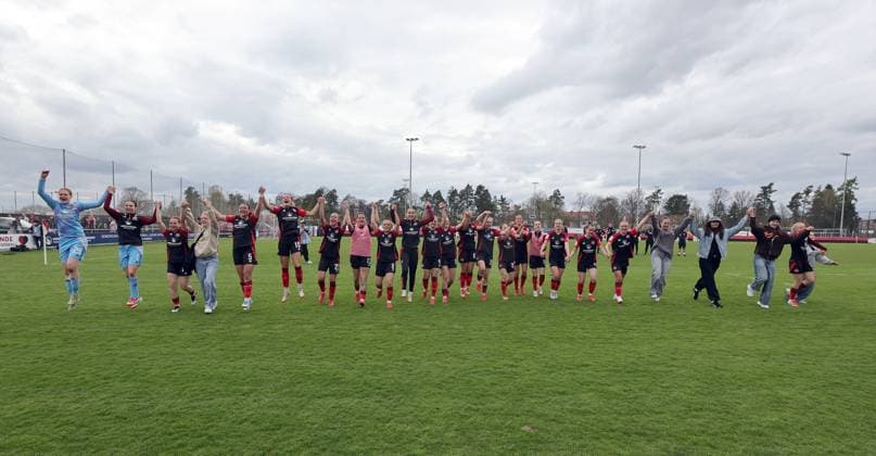 13 04 2025 Soccer Season 2024 2025 2 Women Soccer Bundesliga 21 Matchday 1 FC Nürnberg FCN Club Clubfrauen SC Sand Sportfoto Zink DaMa xdaxmax Cheering joy after the end of the match Team FCN with cheering chain Cheering wave