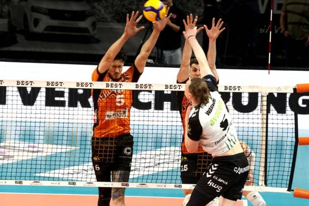 DEU, DVV, 1 VBL, BR Volleys vs Helios Grizzlys Giesen, 13 04 2025, Max Schmeling Halle, Berlin, DEU, DVV, 1 VBL, BR Volleys vs Helios Grizzlys Giesen, in the picture Nehemiah Mote BR Volleys 5 , Moritz Reichert BR Volleys 15 , Hauke Wagner Giesen 5 Photo Juergen Engler nordphoto GmbH nordphotoxGmbHx xEngler nph00076