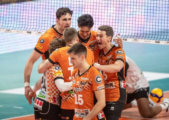 Volleyball, Men, Season 2024 2025, 1 Bundesliga Playoffs, Semifinal, Game 3 , BR Volleys Helios Grizzlys Giesen, v l Jake Hanes BR Volleys , Kyle Dagostino BR Volleys , Ruben Schott BR Volleys , Nehemiah Mote BR Volleys , Moritz Reichert BR Volleys , Johannes Tille BR Volleys , 13 04 2025, Copyright: xSebastianxRäppold MatthiasxKochx