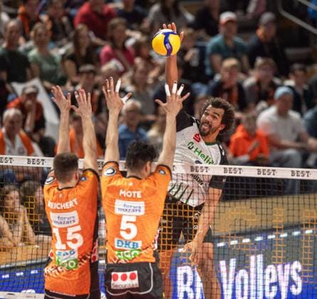 Volleyball, Men, Season 2024 2025, 1 Bundesliga Playoffs, Semifinal, Game 3 , BR Volleys Helios Grizzlys Giesen, f l Moritz Reichert BR Volleys , Nehemiah Mote BR Volleys , Michiel Ahyi Giesen , 13 04 2025, Copyright: xSebastianxRäppold MatthiasxKochx