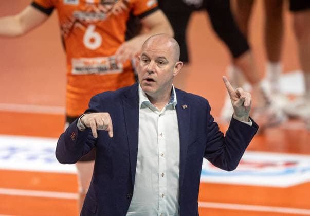 Volleyball, Men, Season 2024 2025, 1 Bundesliga Playoffs, Semifinal, Game 3 , BR Volleys Helios Grizzlys Giesen, Coach Joel Banks BR Volleys , 13 04 2025, Copyright: xSebastianxRäppold MatthiasxKochx