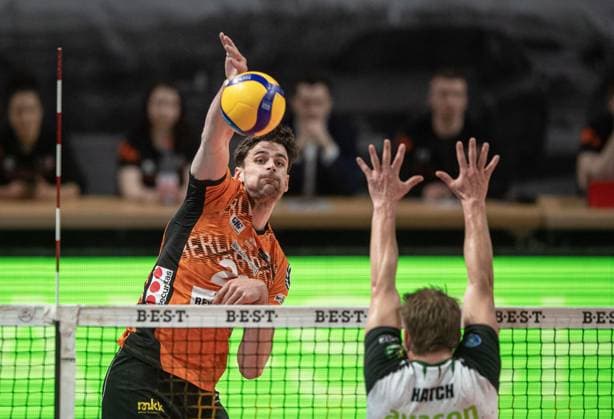 Volleyball, Men, Season 2024 2025, 1 Bundesliga Playoffs, Semifinals, Game 3 , BR Volleys Helios Grizzlys Giesen, v l Jake Hanes BR Volleys , John Hatch Giesen , 13 04 2025, Copyright: xSebastianxRäppold MatthiasxKochx