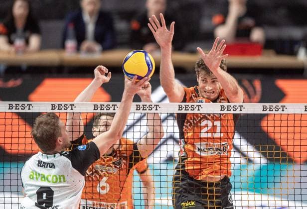 Volleyball, Men, Season 2024 2025, 1 Bundesliga Playoffs, Semifinal, Game 3 , BR Volleys Helios Grizzlys Giesen, f l John Hatch Giesen , Johannes Tille BR Volleys , Tobias Krick BR Volleys , 13 04 2025, Copyright: xSebastianxRäppold MatthiasxKochx
