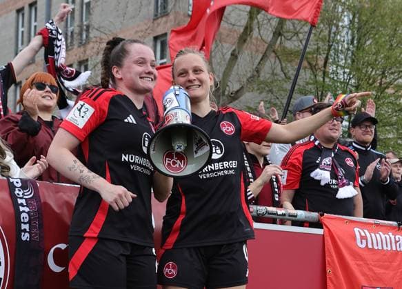 13 04 2025 Soccer Season 2024 2025 2 Women Soccer Bundesliga 21 Matchday 1 FC Nürnberg FCN Club Clubfrauen SC Sand Sportfoto Zink DaMa xdaxmax Cheering joy after the end of the match Jacqueline Baumgärtel 20, 1 FC Nürnberg FCN Luisa Guttenberger 4, 1 FC Nürnberg FCN with megaphone