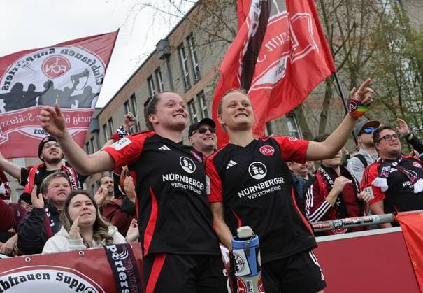 13 04 2025 Soccer Season 2024 2025 2 Women Soccer Bundesliga 21 Matchday 1 FC Nürnberg FCN Club Clubfrauen SC Sand Sportfoto Zink DaMa xdaxmax Cheering joy after the end of the match Jacqueline Baumgärtel 20, 1 FC Nürnberg FCN Luisa Guttenberger 4, 1 FC Nürnberg FCN with megaphones