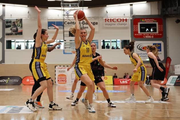13 04 2025, Basketball, Women, Toyota Womens Basketball Bundesliga, Season 2024 2025, Playoff semi-final, Game 4, Saarlouis Royals Alba Berlin, Magaly Meynadier Saarlouis Royals , Henriette Höfermann Alba Berlin Saarlouis Stadtgartenhalle Saarland Germany EN Copyright: xSebastianxBachx