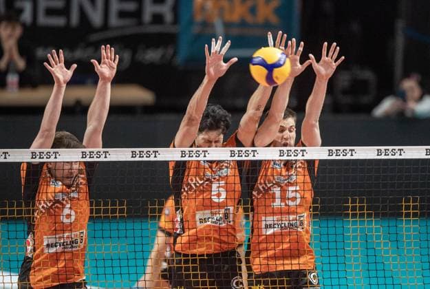 Volleyball, Men, Season 2024 2025, 1 Bundesliga Playoffs, Semifinal, Game 3 , BR Volleys Helios Grizzlys Giesen, f l Johannes Tille BR Volleys , Nehemiah Mote BR Volleys , Moritz Reichert BR Volleys , 13 04 2025, Copyright: xSebastianxRäppold MatthiasxKochx