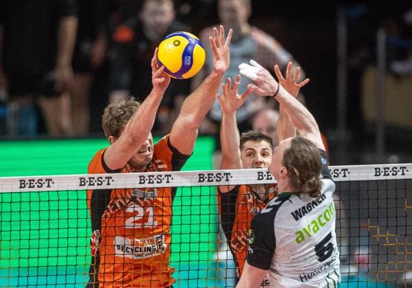 Volleyball, Men, Season 2024 2025, 1 Bundesliga Playoffs, Semifinal, Game 3 , BR Volleys Helios Grizzlys Giesen, f l Tobias Krick BR Volleys , Moritz Reichert BR Volleys , Hauke Wagner Giesen , 13 04 2025, Copyright: xSebastianxRäppold MatthiasxKochx